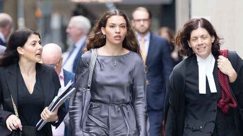 Primeiro uso do SMH. Charlotte MacInnes chega ao Tribunal Federal na quarta-feira. Ela está processando Rebel Wilson por difamação. Quarta-feira, 22 de abril de 2026. Foto: Sitthixay Ditthavong