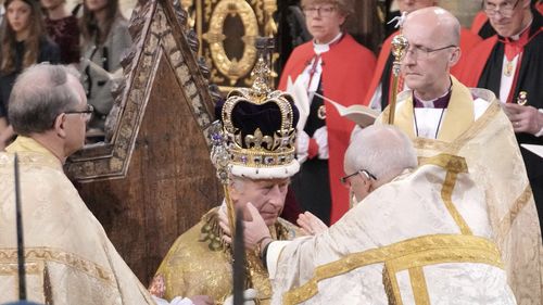 Re Carlo III è seduto durante la sua incoronazione con la corona di Sant'Edoardo da parte dell'arcivescovo di Canterbury Justin Welby durante la cerimonia di incoronazione nell'abbazia di Westminster, Londra, sabato 6 maggio 2023 (Jonathan Brady/Pool Photo via AP)