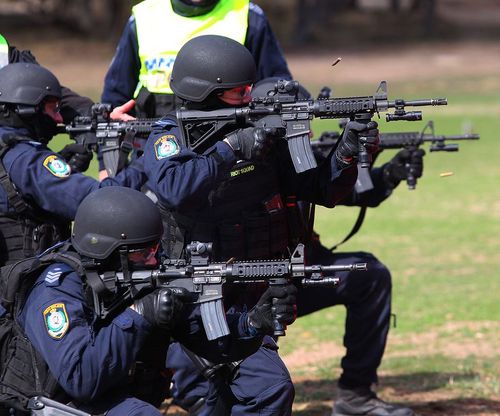 Victoria Police are set to be given access to high-powered guns, like NSW officers who were handed them last year. (NSW Police)