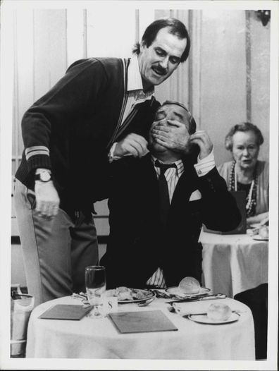 Bernard Cribbins as Mr. Hutchinson and John Cleese as Basil Fawlty in a 1989 episode of Faulty Towers