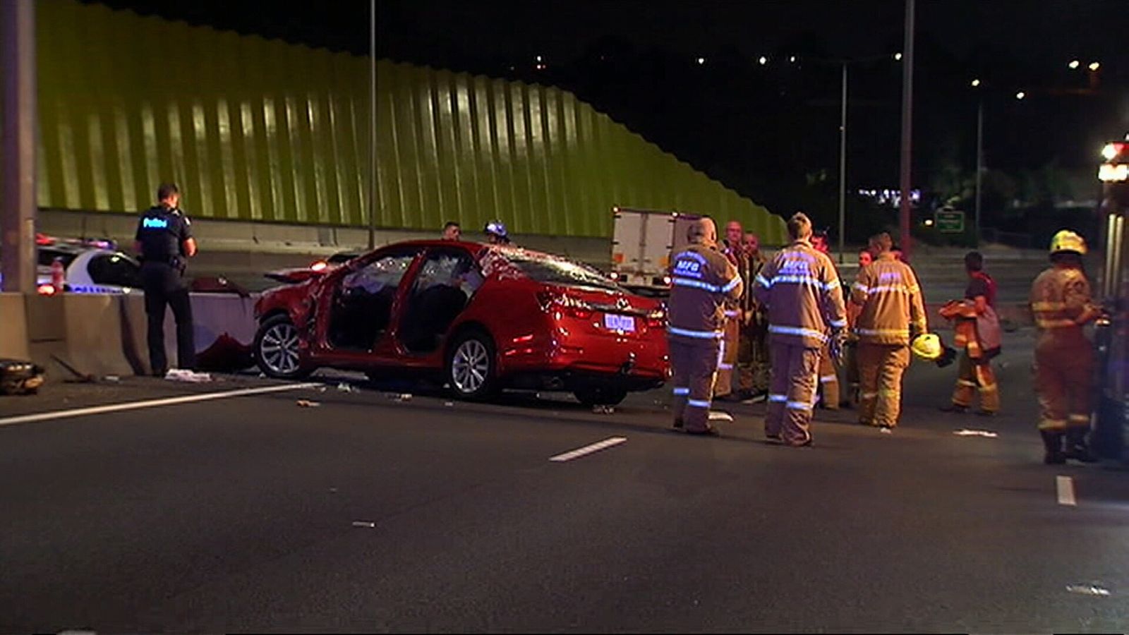 今日凌晨，墨尔本西北部又发生一起车祸，丰田撞上宝马车尾，司机二人均被送医 - 2