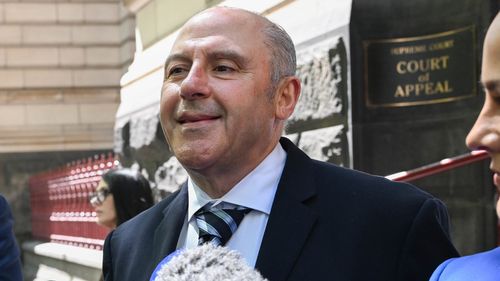 Tony Mokbel deixa o Tribunal de Recurso.