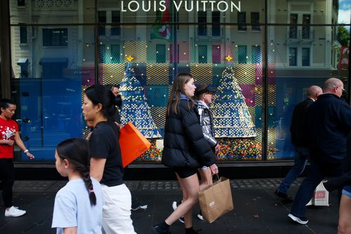 Shoppers in Sydney CBD five days out from Christmas, Tuesday, December 20, 2022. Photo: Nikki Short / The Sydney Morning Herald