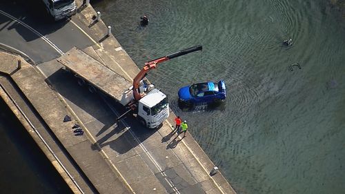 L'auto viene tirata fuori dall'acqua. 