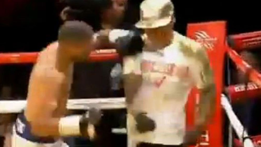 Boxer beats opponent before taking on trainer