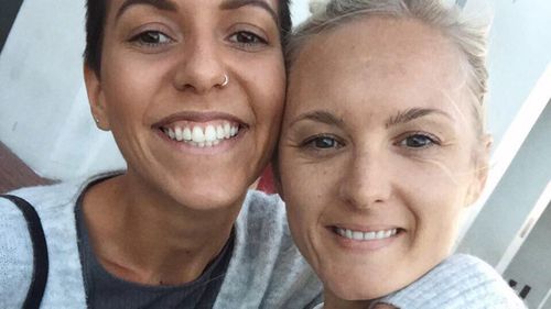 Sarah Holman (left) is one of a group of expat Australians and a New Zealander battling to get their friend Kristen Dineen (right) back home to the US. (Supplied)