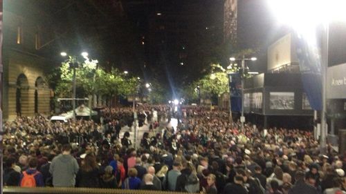 Large crowds gather in Martin Place for the Anzac Day dawn service. (Vicky Jardim / 9NEWS)