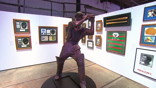 A life-sized hollow cast of Sir Donald Bradman is estimated to fetch between $50,000 and $60,000. (9NEWS)