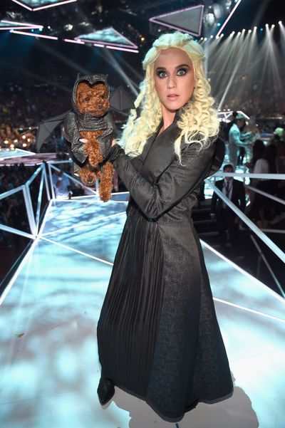 <p><strong>Look 5</strong></p>
<p>Katy Perry mother of Dragons.</p>
<p>We're loving her dragon accessory.</p>