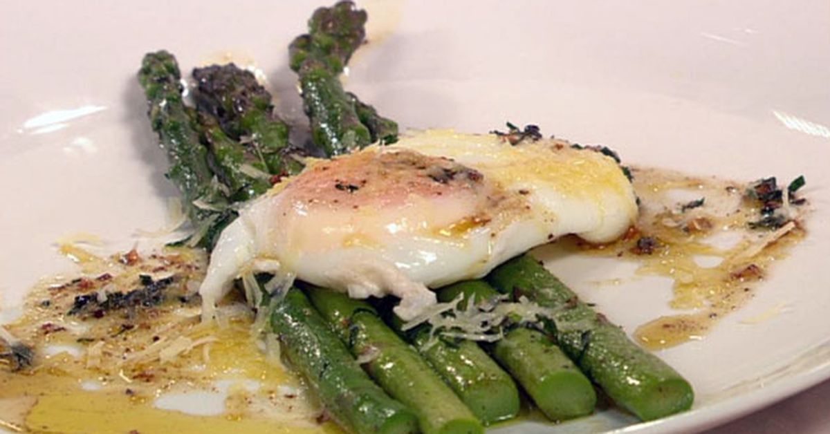 Asparagus with poached egg & truffled pecorino - 9Kitchen