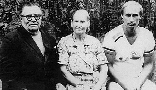 Vladimir Putin with his parents. (Photo: Zumapress.com/Australscope).