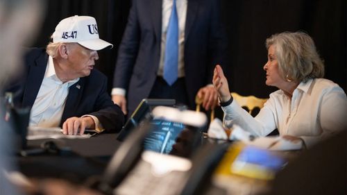 Donald Trump parla con il capo dello staff della Casa Bianca, Susie Wiles.