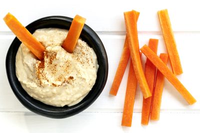 Hummus
and carrot sticks: 2g fibre