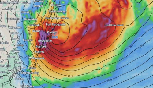 Heavy rain which could bring flooding as well, strong winds and large surf is set to hit Australia's east coast next week.﻿
