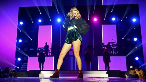 A US man robbed a bank to impress superstar Taylor Swift, police say.