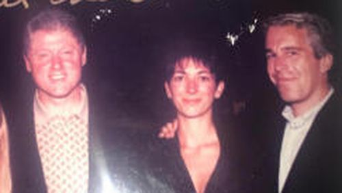 Esta foto sem data divulgada pelos democratas no Comitê de Supervisão da Câmara mostra o ex-presidente Bill Clinton, Ghislaine Maxwell e Jeffrey Epstein, com a assinatura de Clinton no topo da foto.