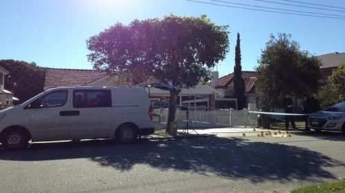 Samson Street in Mosman Park has since reopened after last night's siege. (Tracy Vo/9NEWS)