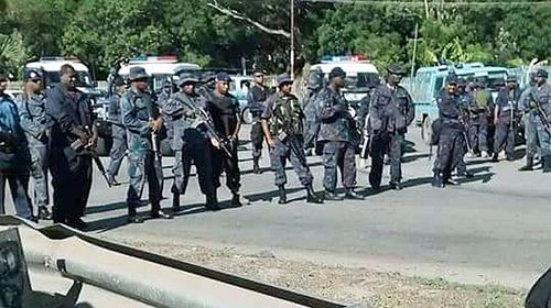 Armed police during in Port Moresby. (@Mangiwantok)