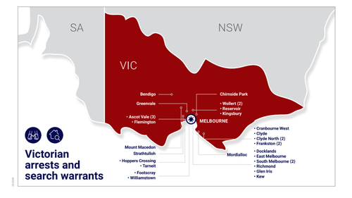 Um detalhamento das prisões e mandados de busca das investigações em Victoria.