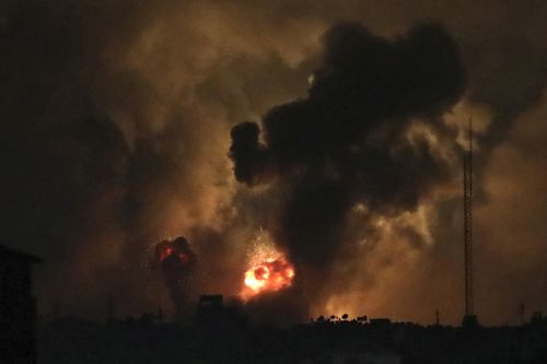 Dym unoszący się po eksplozjach będących następstwem izraelskich nalotów w północnej Strefie Gazy, piątek, 27 października 2023 r.