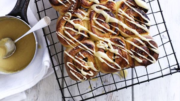 Jammy mandarin and cinnamon buns