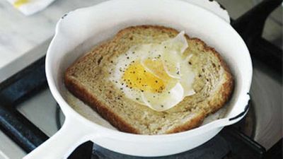 <strong>Eggs fried in toast</strong>