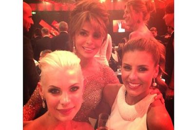It's a model sandwich! Kate Peck and Lauren Phillips pose with the uber-cool Paula Abdul.
