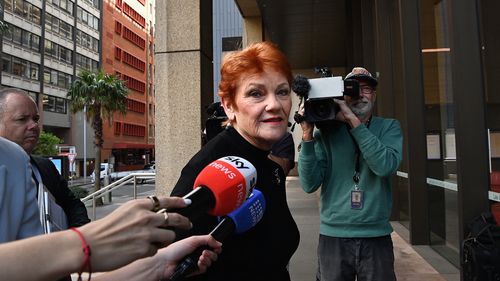 One Nation lideri Pauline Hanson, Sydney'deki Federal Mahkeme'ye gelirken. Faruqi'ye yönelik tweetinin ciddi şekilde saldırgan bulunduğu kararına itiraz ediyor.
