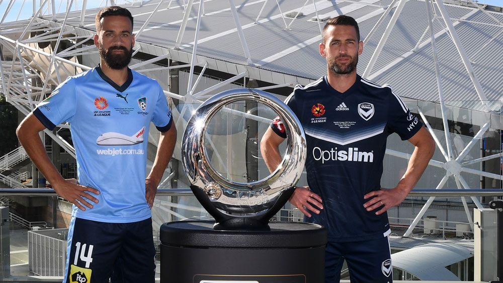 Sydney FC's Alex Brosque and Melbourne Victory midfieler Carl Valeri on Saturday. (AAP)