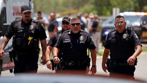 枪击事件发生后，德克萨斯州奥瓦尔迪市罗伯小学外的警察。