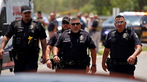 Poliția în fața școlii elementare Robb din Ovaldi, Texas, după o împușcătură.