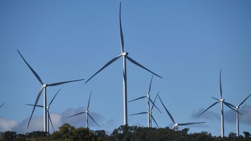 Turbine eoliche presso il parco eolico Coopers Gap, un parco eolico da 453 megawatt nelle regioni Western Downs e South Burnett del Queensland, Australia. Il parco eolico è dotato di 123 turbine alte circa 180 metri (591 piedi) dalla base della torre alla punta della pala.