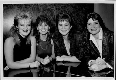 Nolan bersaudara, grup penyanyi Inggris datang ke Australia untuk melakukan tur. digambarkan di hotel Southern cross. Kiri ke R. Bernie, Maureen, Coleen, Anne. 19 Mei 1986. (Foto oleh Barry Chapman/Fairfax Media)