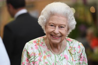 Queen insists on using sword to cut cake