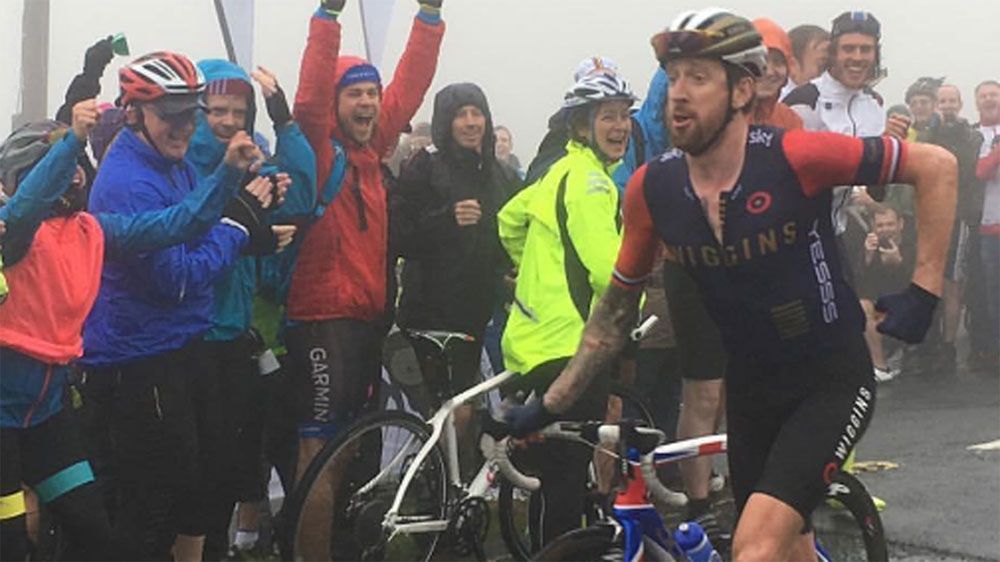 Wiggins pokes fun at Froome by jumping off bike