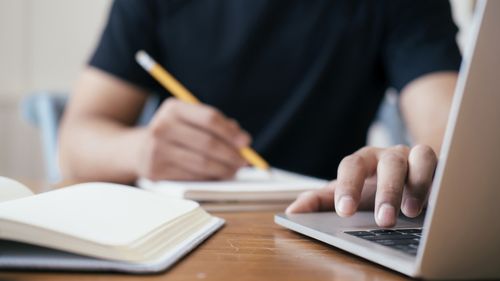 caminhos universitários australianos para aqueles que não obtêm o atar que precisam