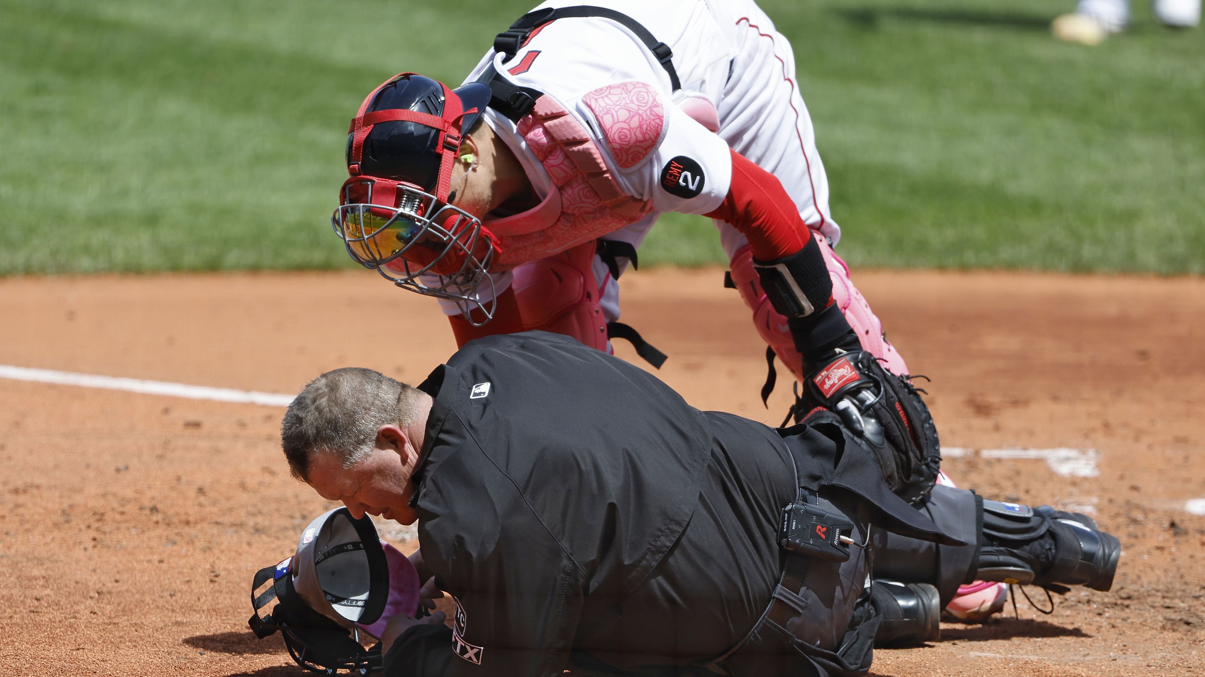 MLB umpire Ron Kulpa replaced after 20-minute delay after copping foul ball to the face