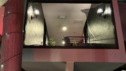 Un homme a été accusé d'avoir agressé la police après qu'un trio se battant dans un bar de la Gold Coast a brisé une fenêtre et plongé de quatre mètres dans le sentier en contrebas, choquant les spectateurs.
