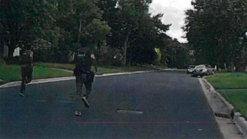 O agente do ICE envolvido no tiroteio de ontem foi previamente arrastado por um carro.