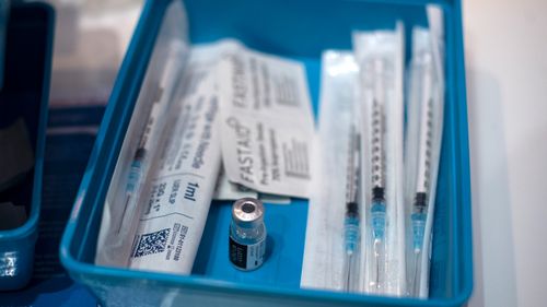 فیال واکسن Pfizer / BioNTech COVID-19 آماده برای تجویز در بیمارستان Guy در آغاز بزرگترین برنامه واکسیناسیون در تاریخ انگلستان