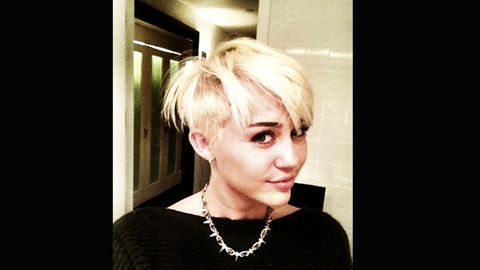 Miley Cyrus shaves head, posts pics on Twitter