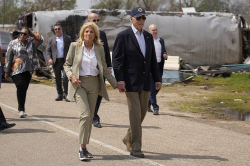 Le président Joe Biden et la première dame Jill Biden examinent les dégâts après qu'une tornade mortelle et une violente tempête se soient propagées dans la région de Rolling Fork, Mississippi, le vendredi 31 mars 2023.
