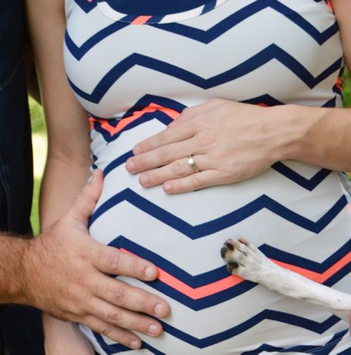 A Texan dog has been included in a family maternity photo in the most unexpected way. (Twitter/@Ataliagarcia5)