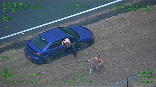 Più di un decennio dopo un caotico inseguimento transfrontaliero con furti d'auto, spari e una corsa disperata nel traffico della M1, un agente di polizia del New South Wales è stato finalmente onorato per il suo coraggio.
