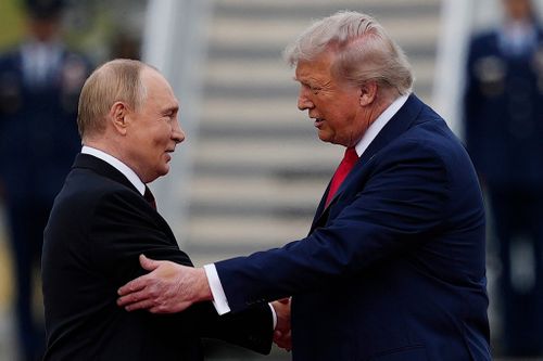 Il presidente degli Stati Uniti Donald Trump saluta il presidente russo Vladimir Putin