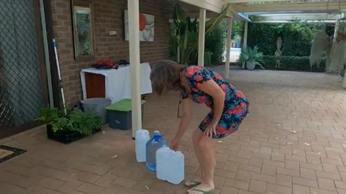 Fay Arcarco a arrosé son potager, baigné ses petits-enfants et bu dans son réservoir d'eau souterraine pendant 22 ans, mais on lui dit maintenant que l'eau est trop dangereuse pour être utilisée.