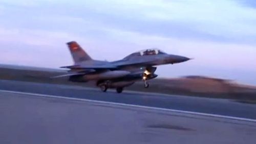 An Egyptian F-16 warplane takes off to bomb Islamic State targets. (AAP)