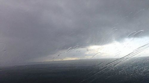 Menacing storm front moves across Corio Bay, Victoria. (Andrew Lund/9NEWS)