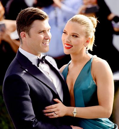 Colin Jost (L) and Scarlett Johansson 