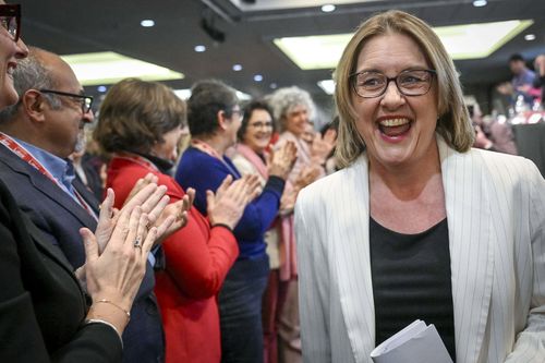 Jacinta Allan, Premier del Victoria alla Conferenza dello Stato laburista del Victoria.
